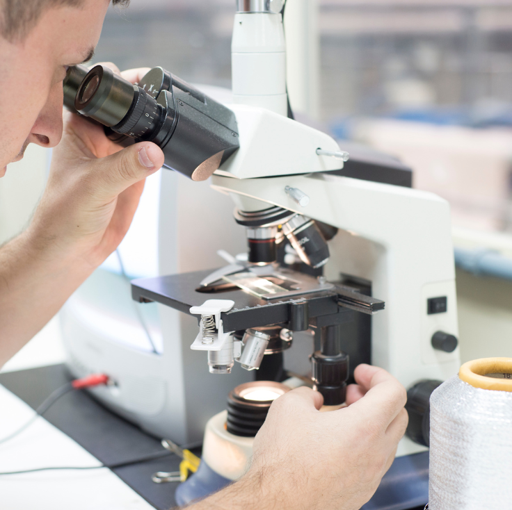 Huvispan – Análise de fios e tecidos em laboratório com microscópio