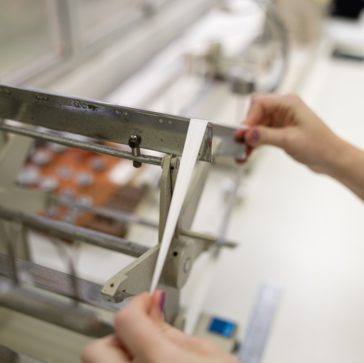 Huvispan – Teste de resistência de fios têxteis em laboratório