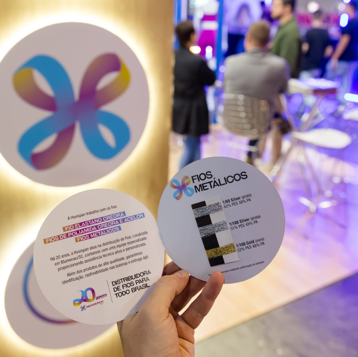 Amostras de fios metalizados ouro e prata apresentadas pela Huvispan. Distribuidora referência em fios especiais para moda e aplicações diversas.