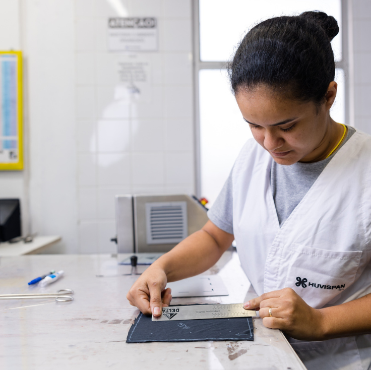 Huvispan – Controle de qualidade de tecidos em laboratório têxtil